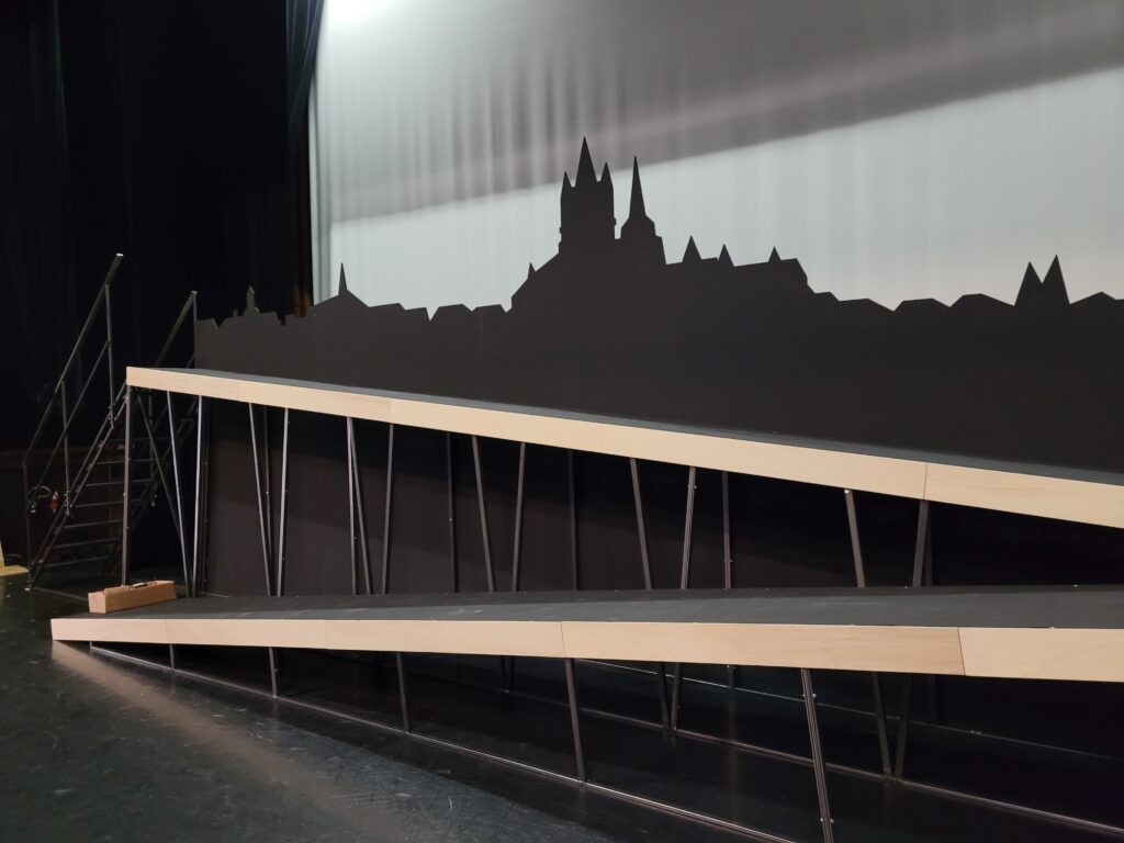 Passerelle acier avec frise vue de Lausanne